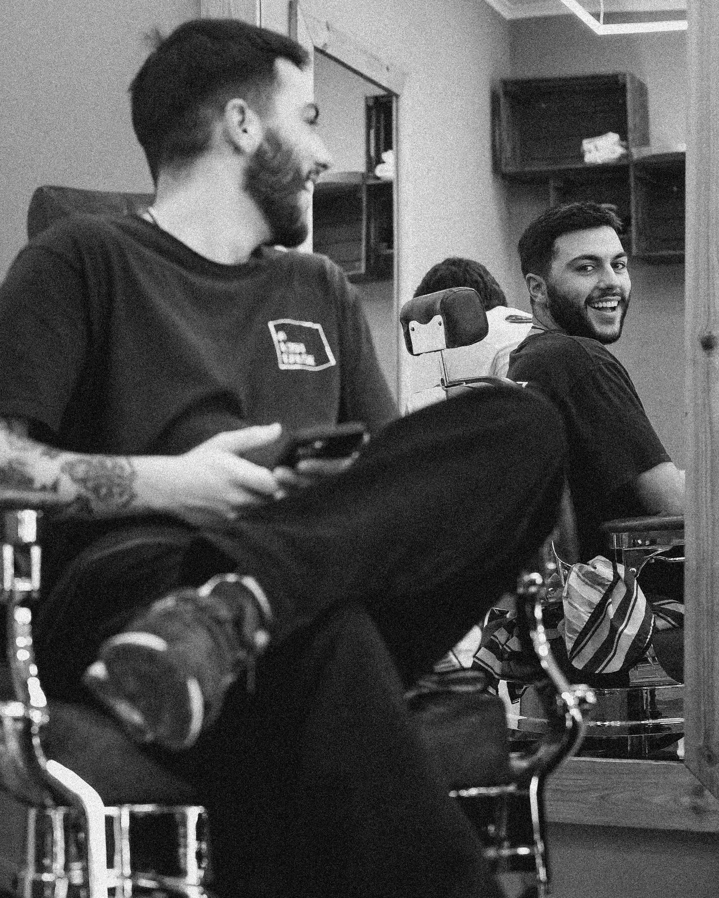 Barbeiro em ação na Barbearia do Cardoso