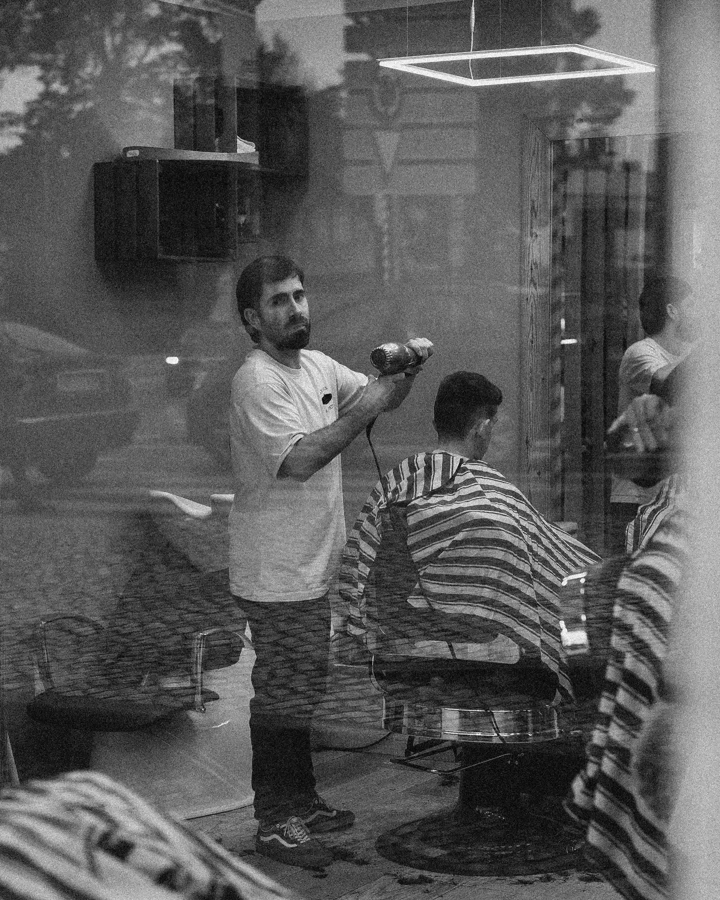 Barbeiro em ação na Barbearia do Cardoso