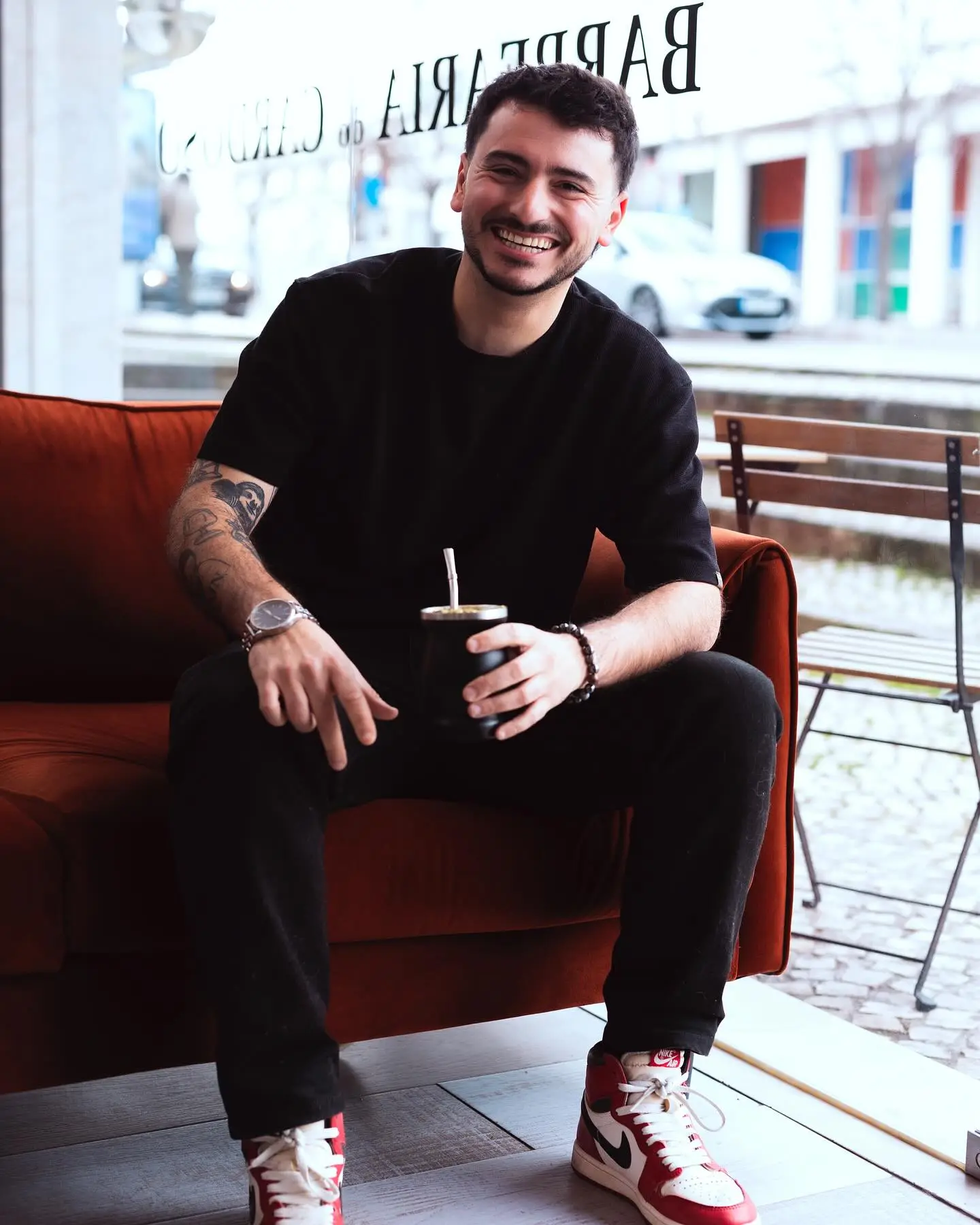 Barbeiro em ação na Barbearia do Cardoso