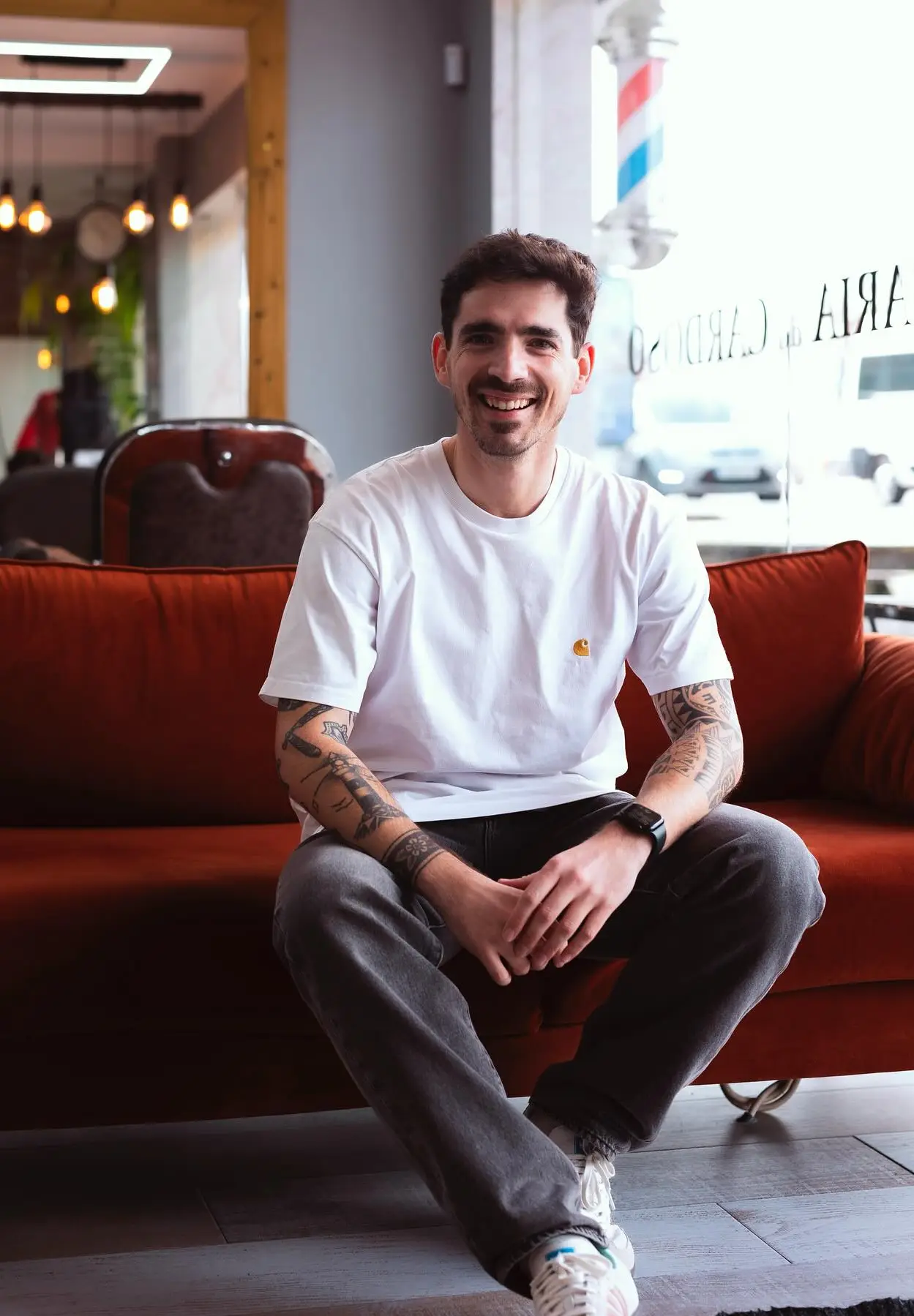 Corte masculino moderno na barbearia de Linda-a-Velha