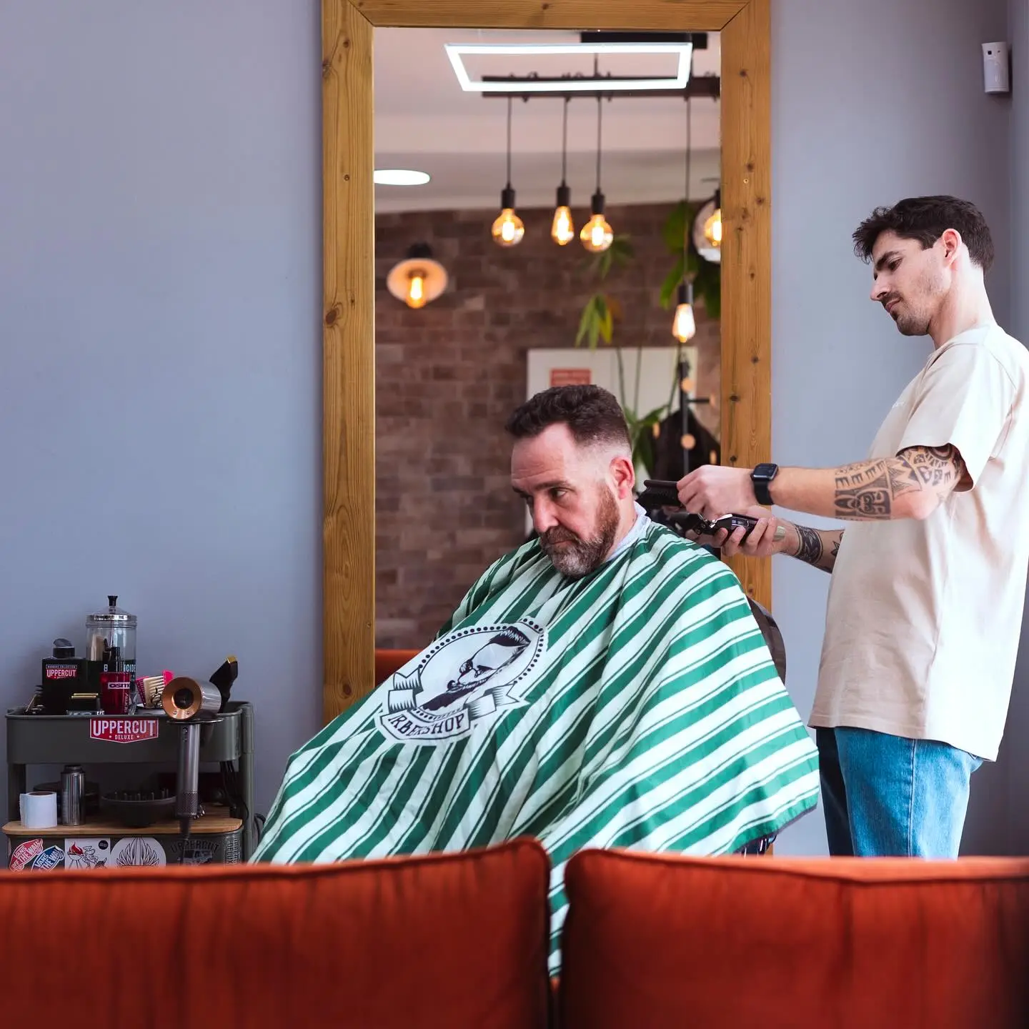 Espaço moderno da barbearia em Linda-a-Velha