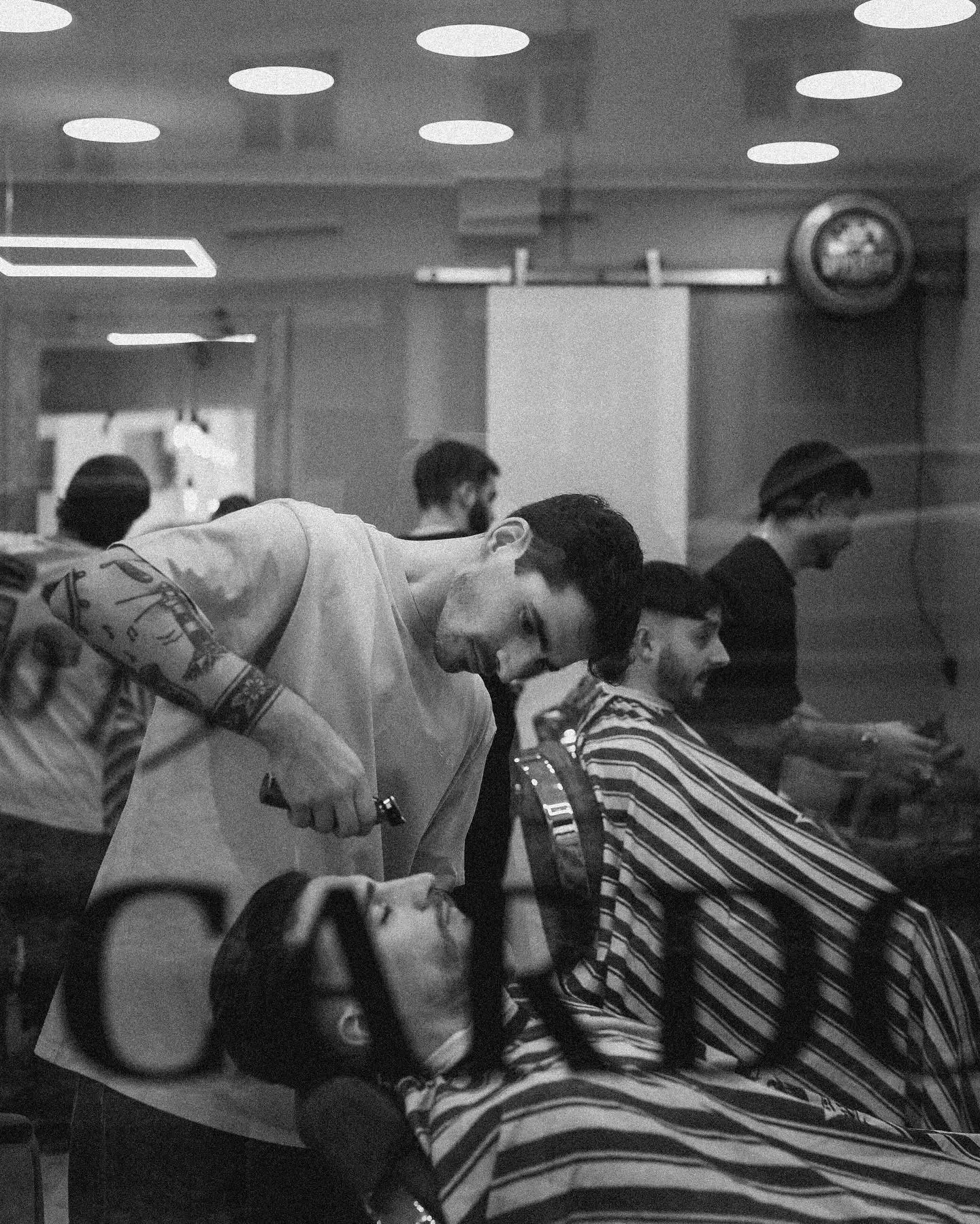 Barbeiro em ação na Barbearia do Cardoso