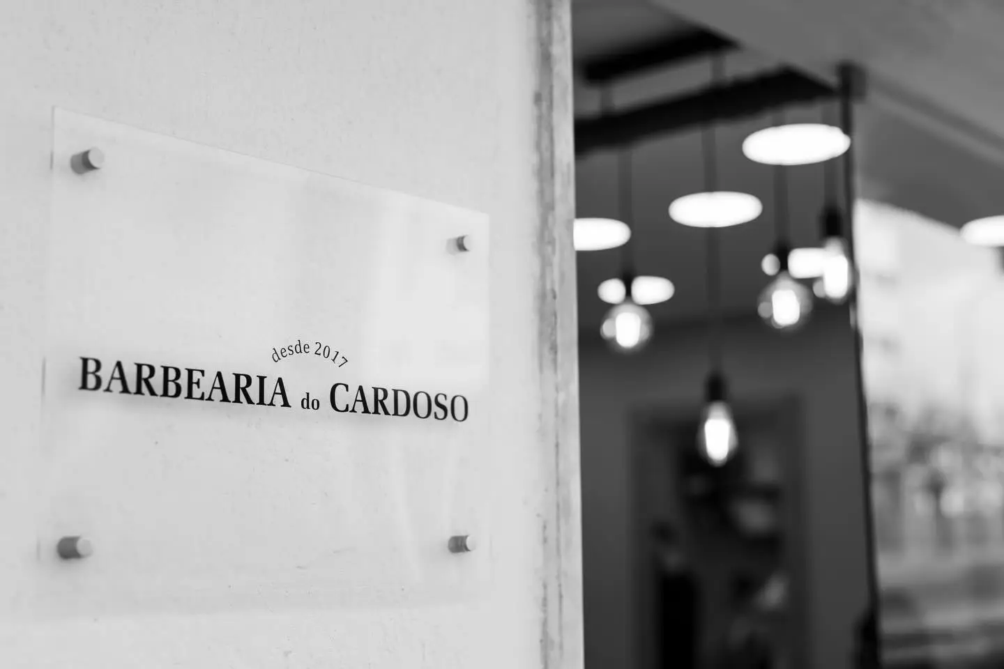 Cadeiras de barbeiro modernas na Barbearia do Cardoso